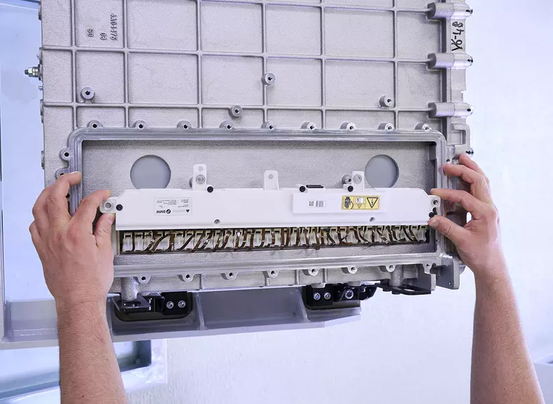 P90476209_highRes_fuel-cell-system-pro