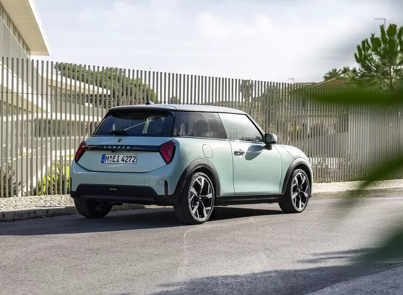 P90542432_highRes_mini-cooper-s-04-202