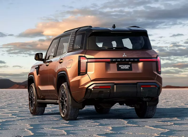 Mitsubishi-Pajero-2027-Rear_Three-Quarter.0656c0a7