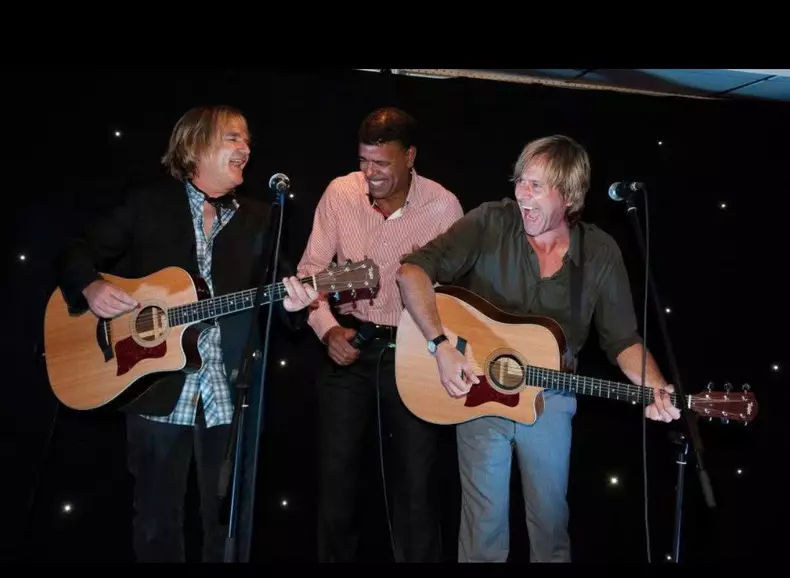 Mike Peters prieteni