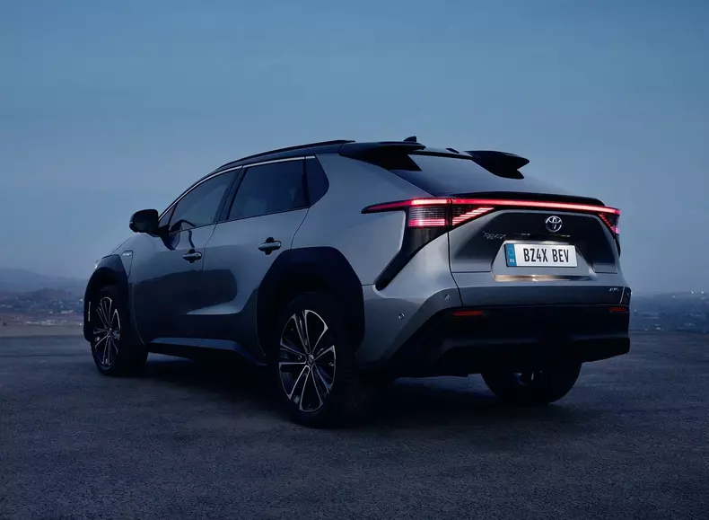 Toyota-bZ4X_15