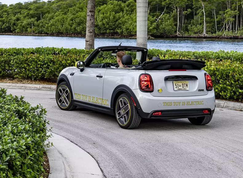 P90471765_highRes_mini-cooper-se-conve