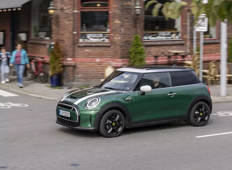 web_P90520131_highRes_mini-cooper-se-08-20