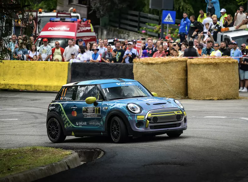 P90562465_highRes_racing-mimi-at-trofe