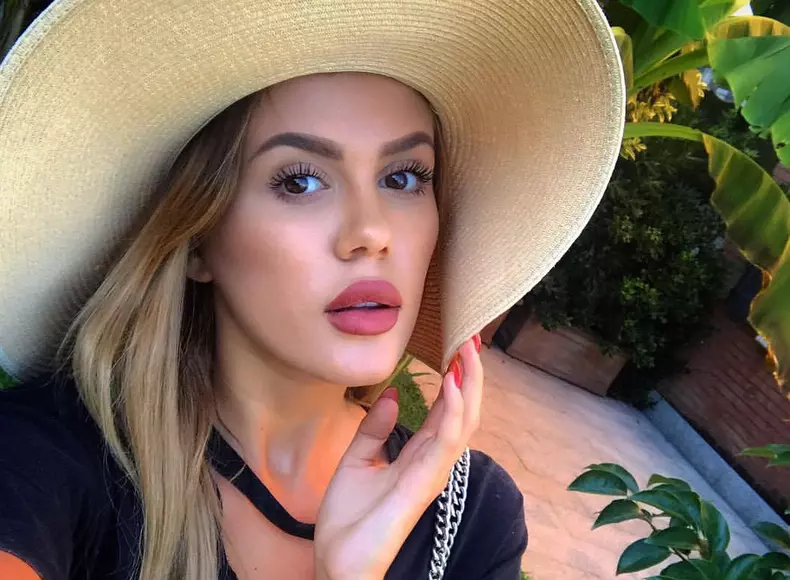 Emily Burghelea și-a botezat fiul. Ținuta sexi a fostei prezentatoare de la "Vorbește Lumea" a atras toate privirile la biserică / Foto