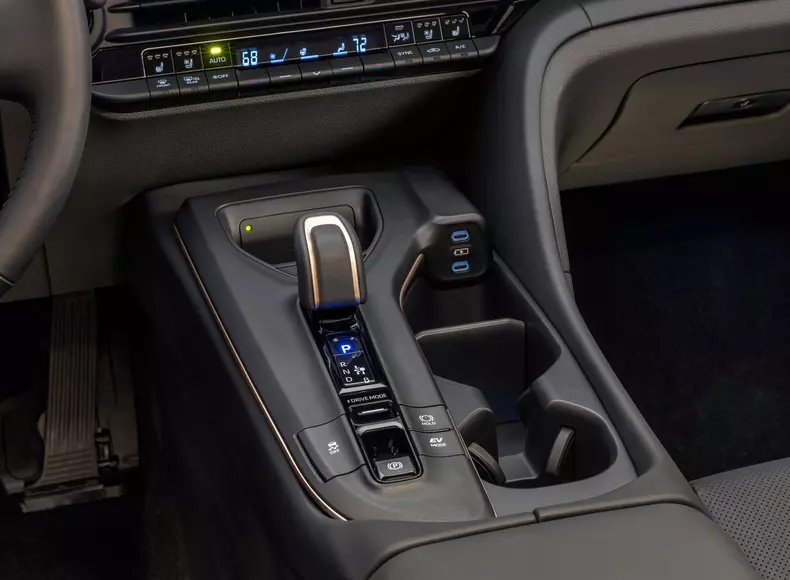 Toyota-Crown-2023-1600-33