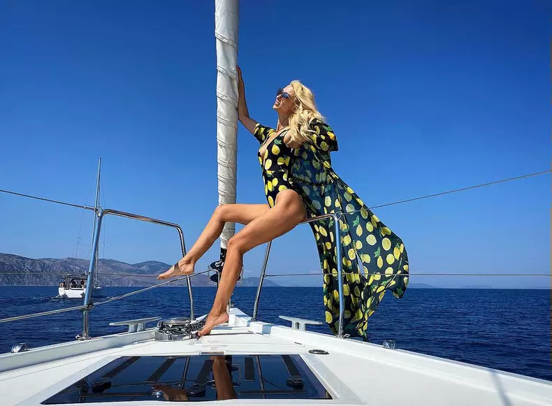 Andreea Bălan a îmbinat utilul cu plăcutul. Vedeta a filmat cel mai recent clip în timp ce era în vacanță în Grecia (2)