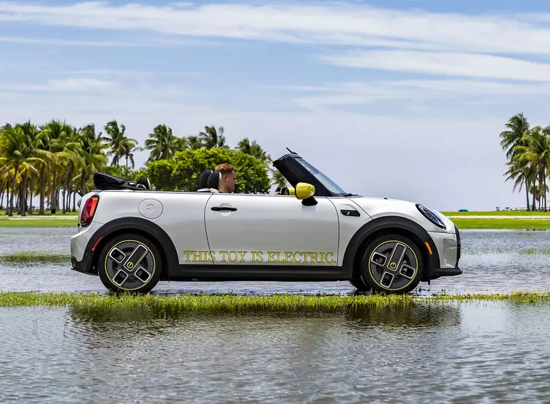 P90471777_highRes_mini-cooper-se-conve