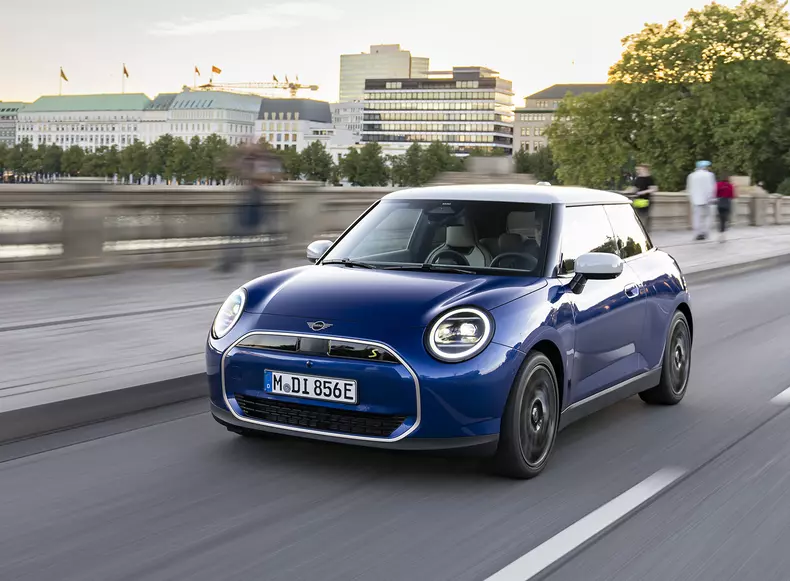 web_P90527265_highRes_mini-cooper-se-10-20