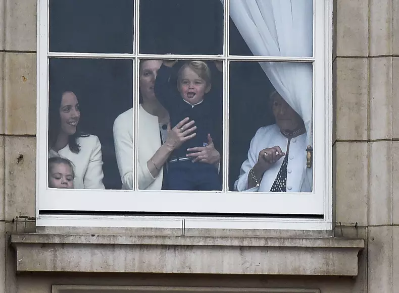 Motivul pentru care membrii Familiei Regale Britanice au izbucnit în râs în celebra fotografie realizată cu prilejul aniversării Prințului Charles