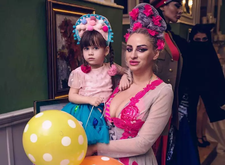 Sanziana-Buruiana-gestul-care-i-a-socat-pe-romani.-Isi-alapteaza-si-acum-fetita-de-aproape-cinci-anisori