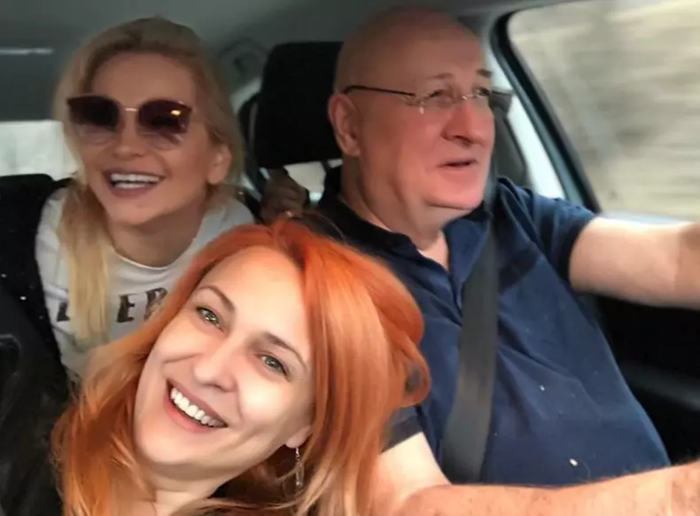 Iulia Dumitru și Bebe Cotimania, alături de prietena lor, Paula Chirilă