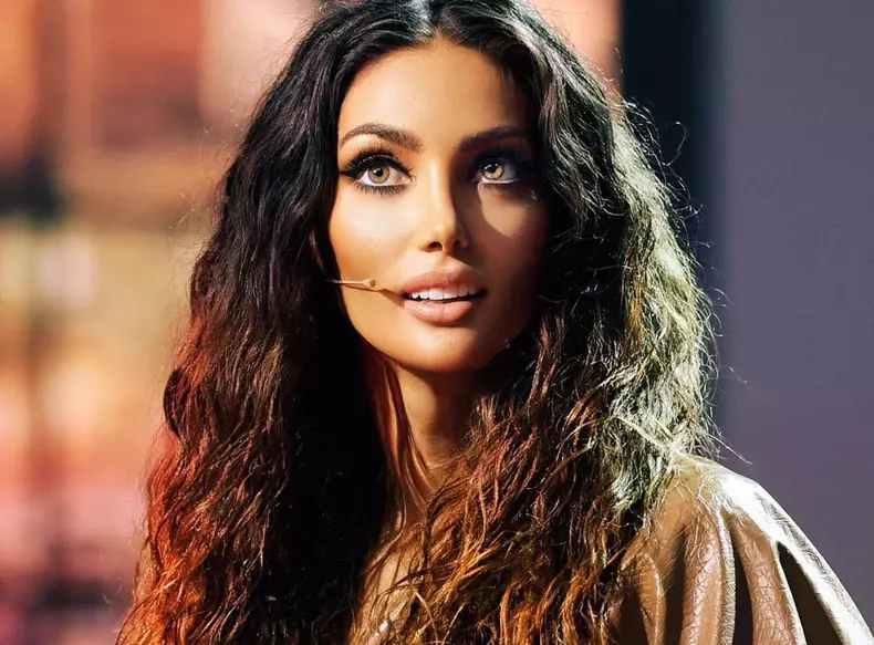 claudia-pavel-a-facut-senzatie-la-plaja-cantareata-a-uimit-cu-talia-ei-subtire-zbeach-baby_8_1_size24