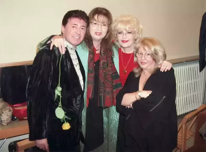 corina-chiriac-cu-gabriel-dorobantu-angela-similea-si-mirabela-dauer-in-culise-la-sala-palatului-bucuresti