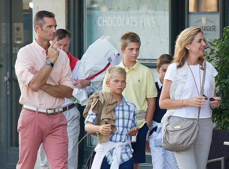 Prințesa Cristina a Spaniei și soțul ei s-au despărțit. Iñaki Urdangarin, surprins în ipostaze tandre cu altă femeie