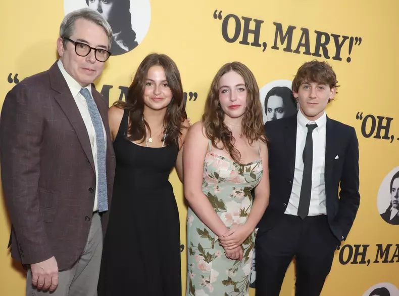 Matthew Broderick și cei trei copii ai lui, James Wilkie Broderick și gemenele Tabitha Hodge Broderick și Marion Loretta Elwell Broderick