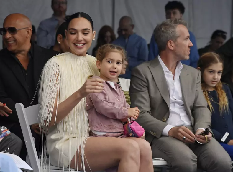 Gal-Gadot-stea-Hollywood-Walk-of-Fame-cele-patru-fiice