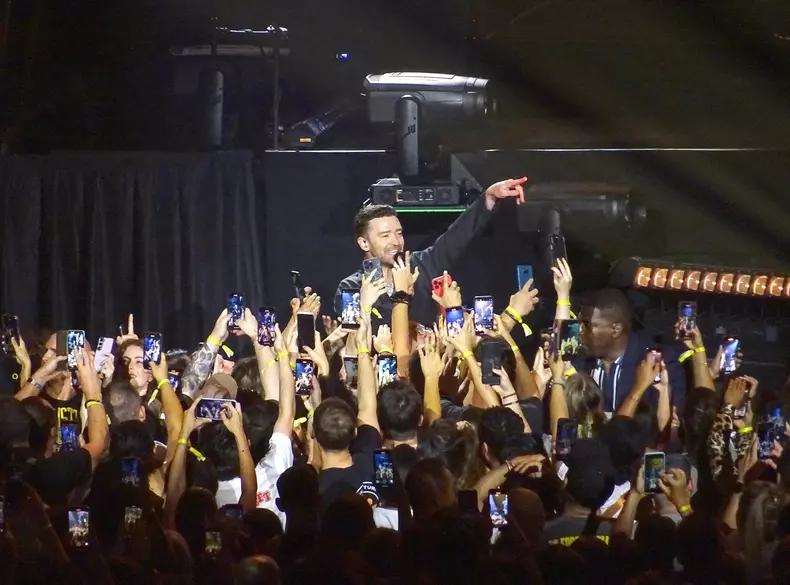 *EXCLUSIVE* Justin Timberlake gets emotional during his last European concert in LDLC Arena in Lyon