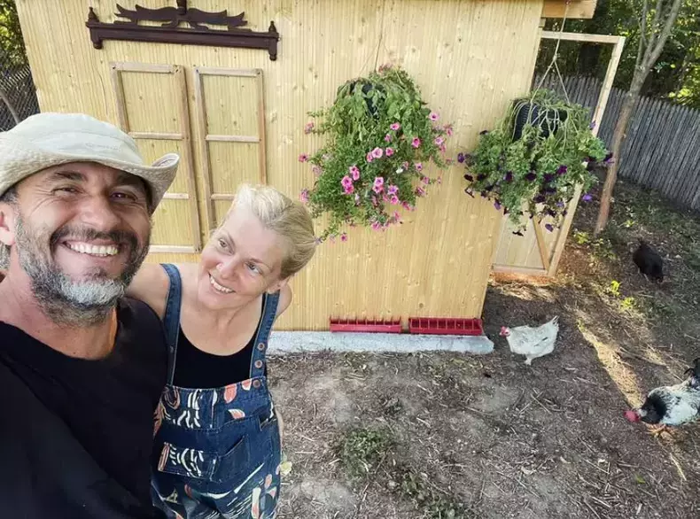 Dragoș Bucur, coteț ultramodern pentru găinile lui  (3)