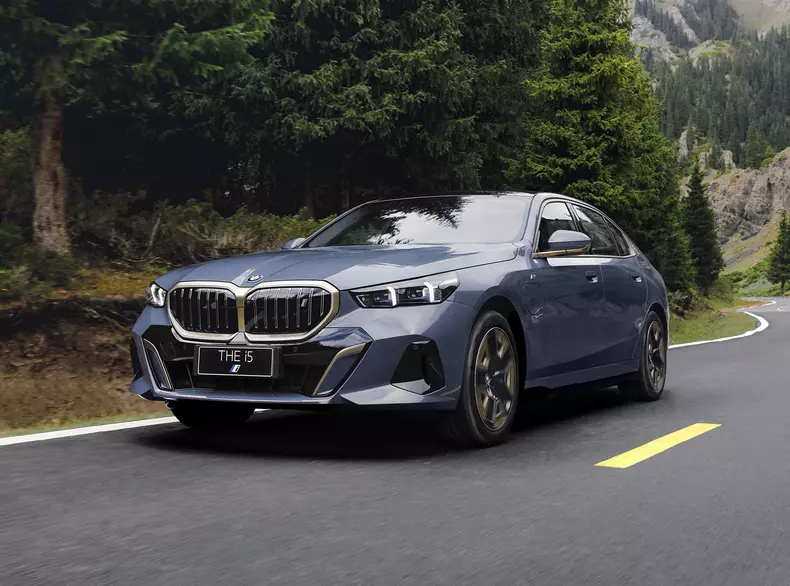 P90535966_highRes_the-new-bmw-i5-edriv