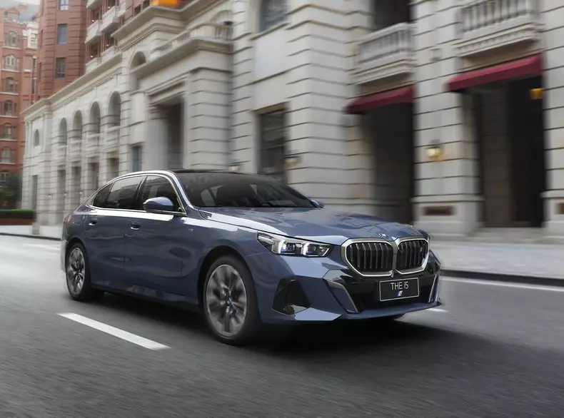 P90535968_highRes_the-new-bmw-i5-edriv