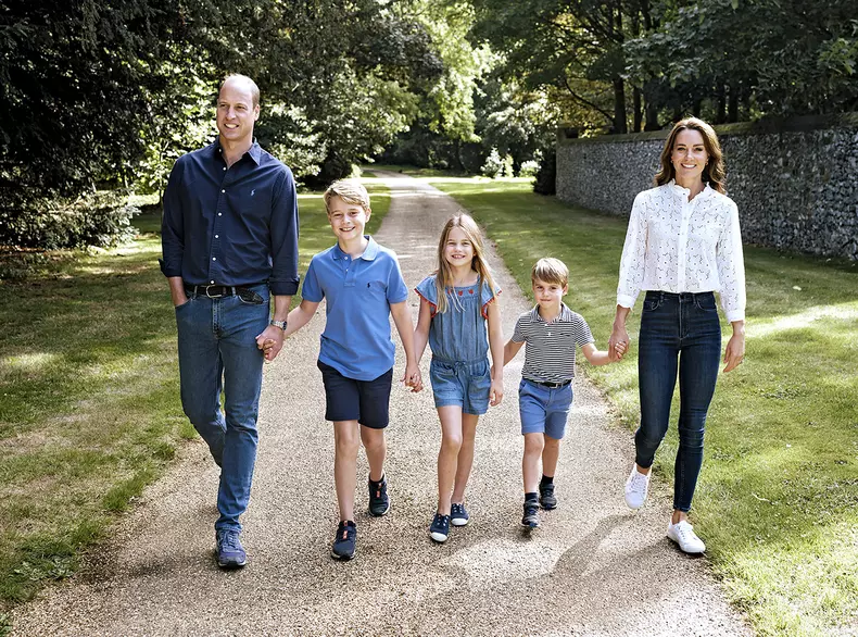 Kate Middleton, imagine înduioşătoare de Ziua Mamei, alături de cei 3 copii