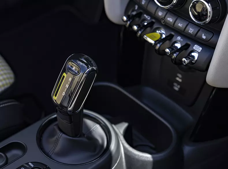 P90471812_highRes_mini-cooper-se-conve