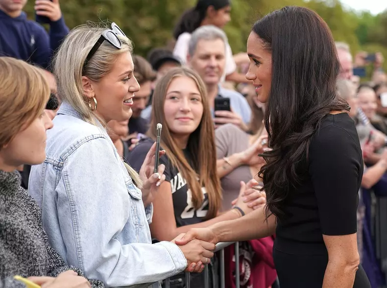 Gestul surprinzător făcut de o adolescentă față de Meghan Markle, la Castelul Windsor