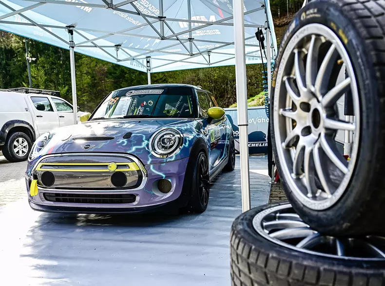 P90462177_highRes_racing-mimi-at-cheil