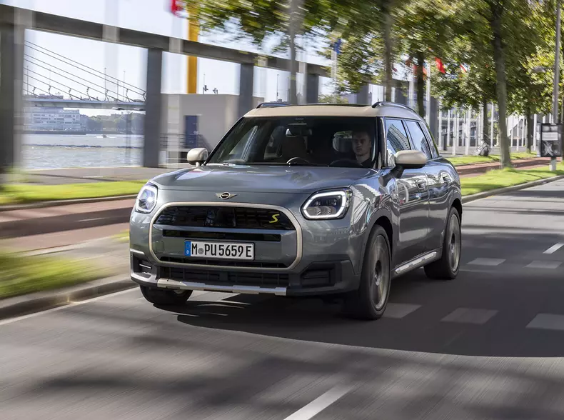 web_P90528198_highRes_mini-countryman-se-a