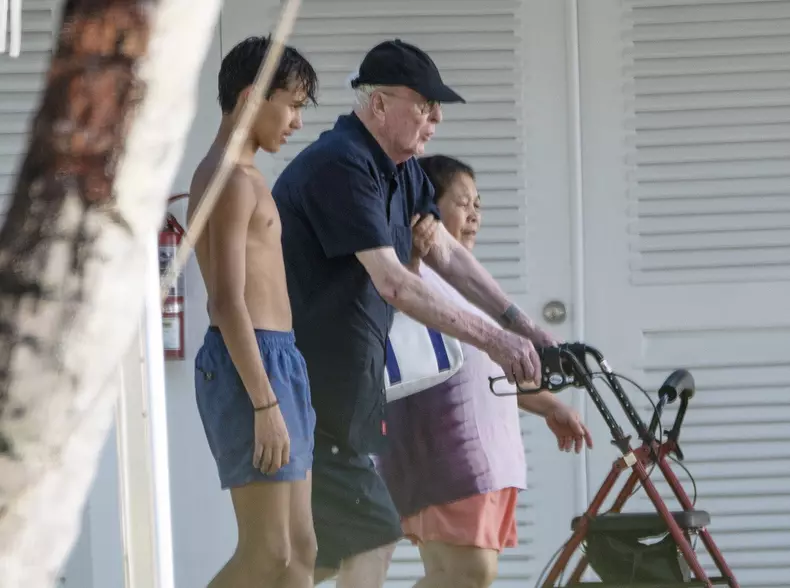 Michael Caine, vacanță relaxantă în Barbados. Cum a fost surprins pe plajă actorul de 90 de ani