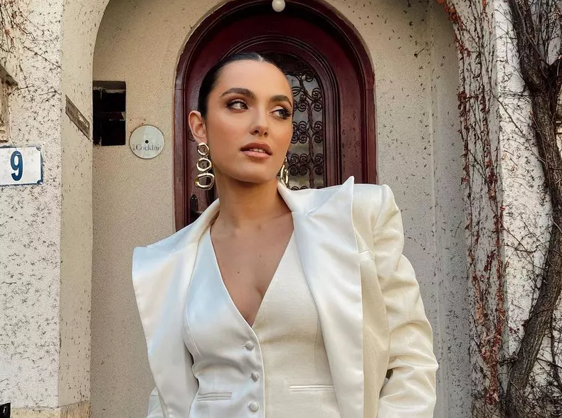 Alexia Eram a făcut furori pe plaja din Grecia