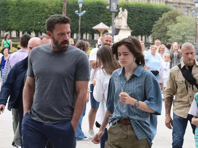 Ben Affleck et sa femme Jennifer Affleck (Lopez) poursuivent leur lune de miel à Paris avec leurs enfants respectifs