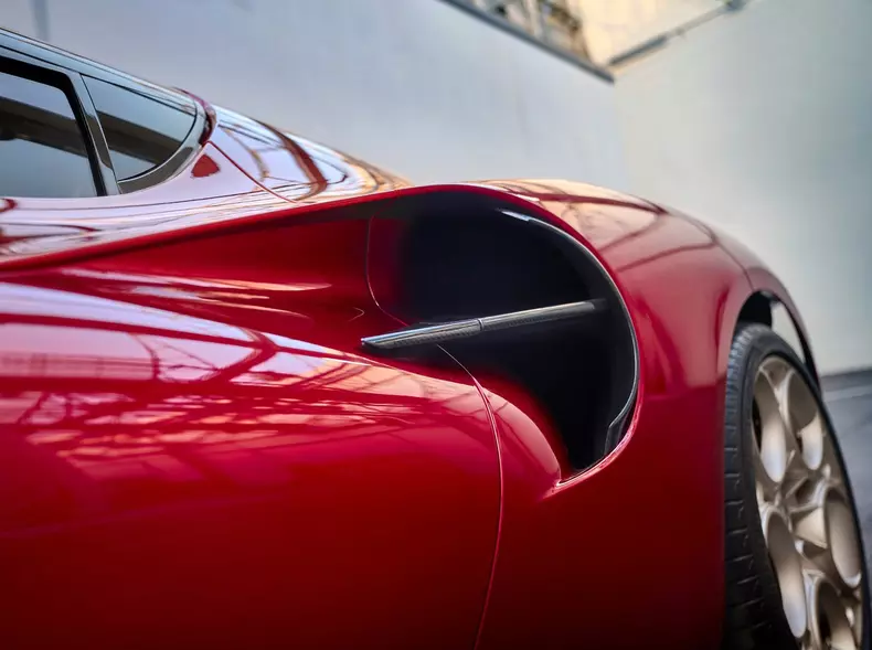 Alfa_Romeo-33_Stradale-2024-1600-2b