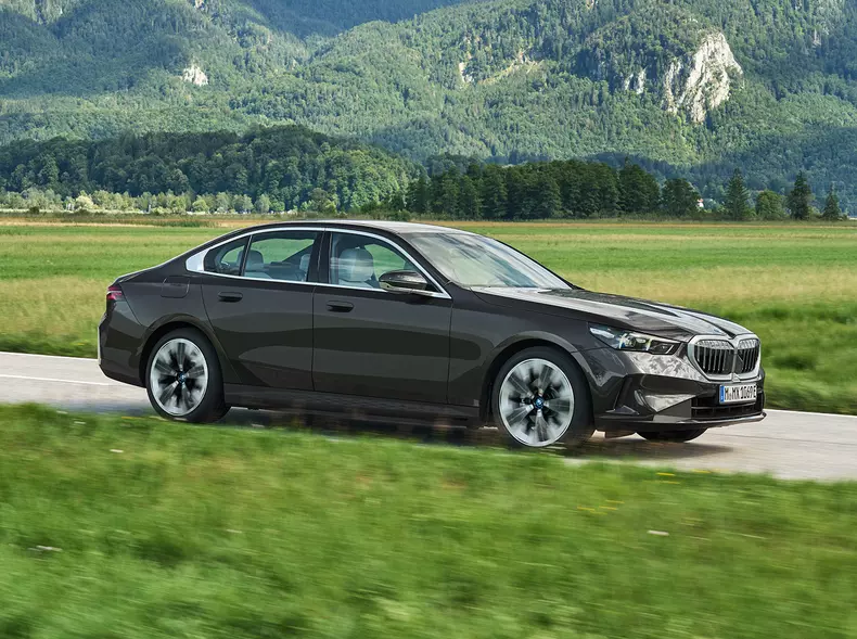 P90524298_highRes_the-new-bmw-530e-sop