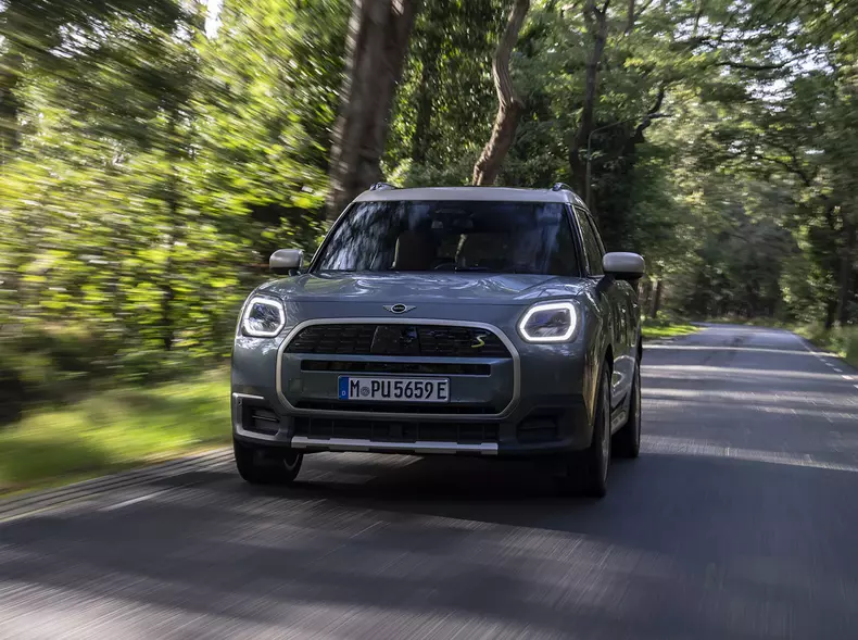 web_P90528204_highRes_mini-countryman-se-a