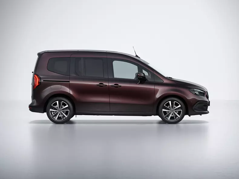 T-Class, rubellite red (3660), 43.2 cm (17”) LM wheels in 5-twin-spoke design (R2G), sliding door right with window (T17), Progressive (Z6L)