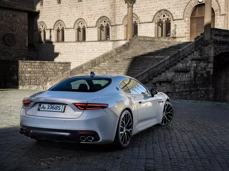 Maserati-GranTurismo-2023-1600-4d