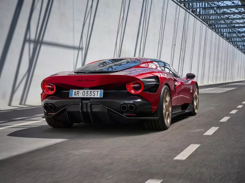 Alfa_Romeo-33_Stradale-2024-1600-0f