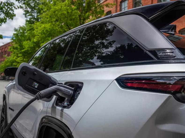 Jeep-Wagoneer_S-2024-1600-21