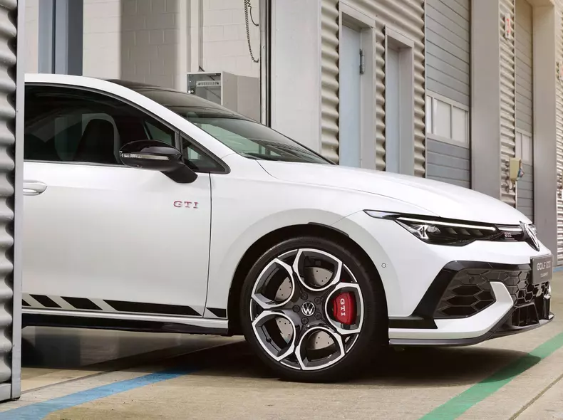Volkswagen-Golf_GTI_Clubsport-2025-1600-2a