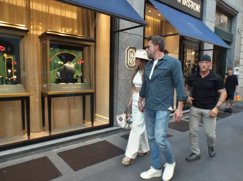 Newlyweds Ben Affleck And Jennifer Lopez Shopping - Milan