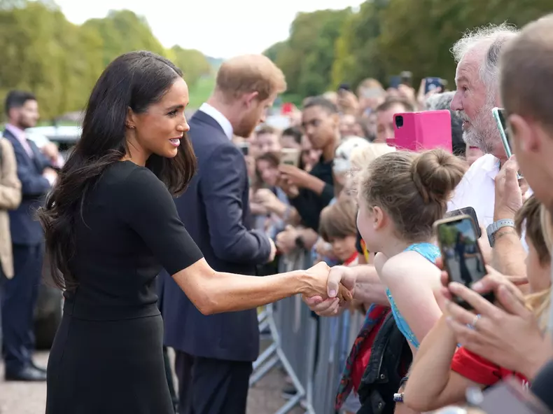 Gestul surprinzător făcut de o adolescentă față de Meghan Markle, la Castelul Windsor