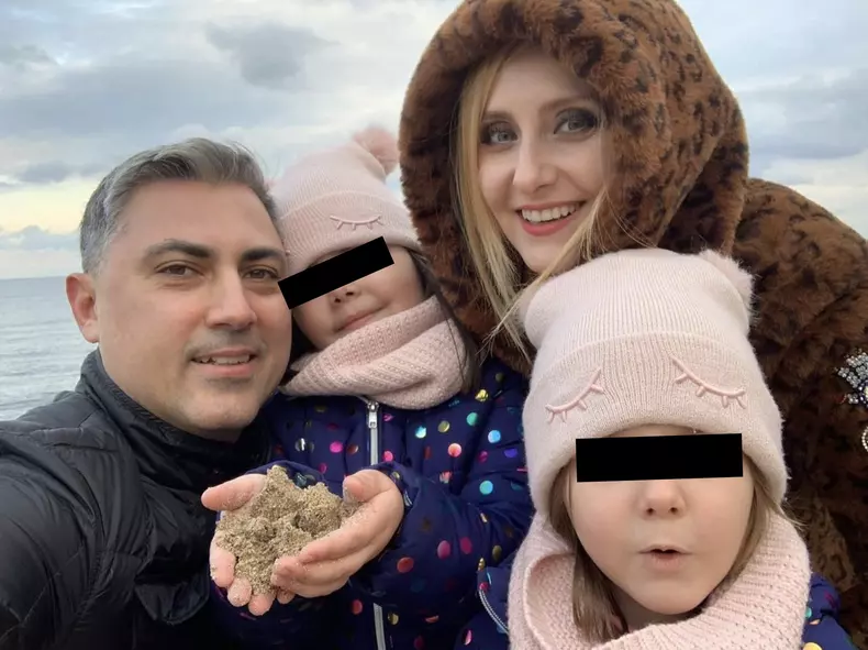 Alina Sorescu, Alexandru Ciucu și fiicele lor, Carolina (stânga) și Raisa (dreapta)