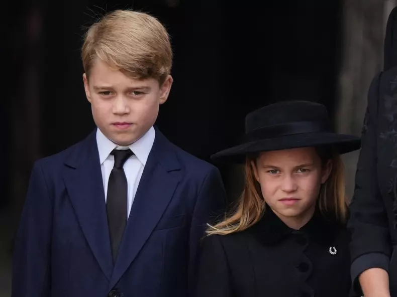 Omagiul adus de prințesa Charlotte reginei Elisabeta a II-a. Prințesa de Wales a purtat o bijuterie primită de la străbunica sa