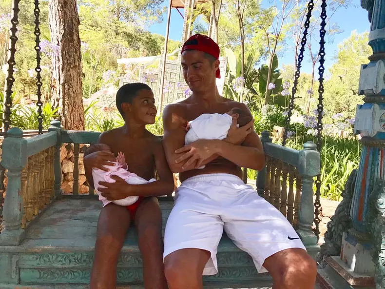 Cristiano Ronaldo petrece prima vacanță alături de gemeni