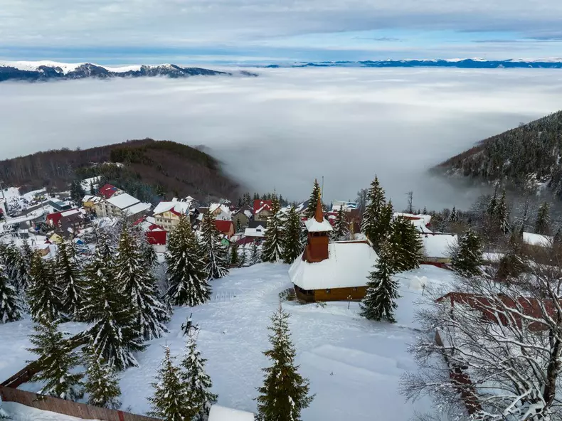 ROventura, 11 februarie 2023. Călătorie fascinantă prin Munții Retezat, spre perla de gheață a Hunedoarei