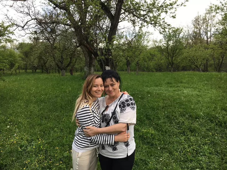 7. Laura Cosoi și mama ei