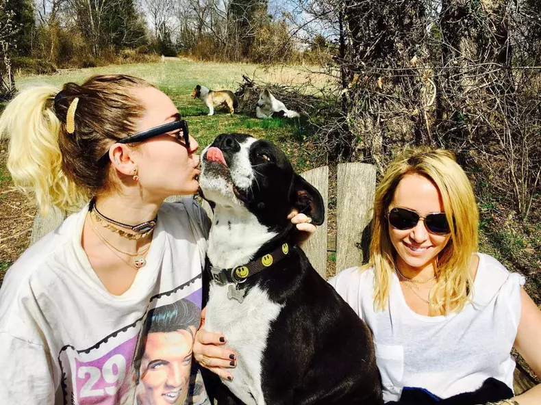 Miley Cyrus, mama ei și câinele familiei