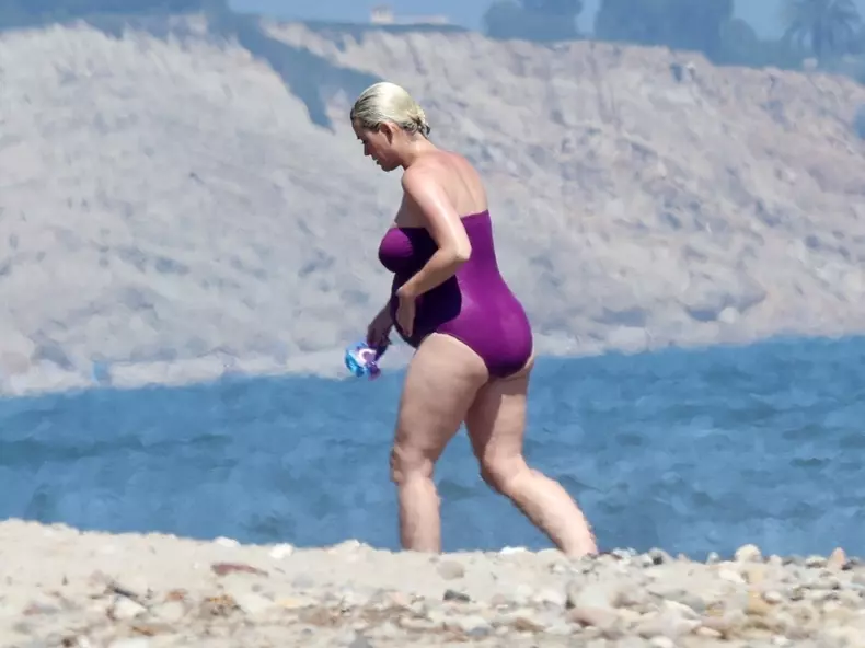 *PREMIUM-EXCLUSIVE* Heavily pregnant Katy Perry slips into a plum one-piece for a swim in Malibu *WEB EMBARGO UNTIL 9 AM PDT ON JULY 14, 2020*